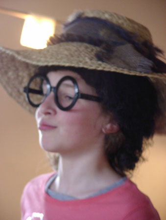 Laura. spielt versnobte Touristin